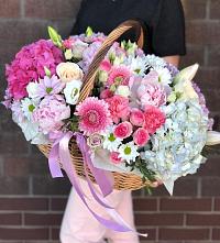 Цветочная композиция из Розы, Хризантемы, Пионы и Лизиантусы в корзине в Литвиново